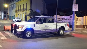 Una mujer resultó con la nariz rota tras discutir con su expareja en el centro de Guadalajara; policías intervinieron y detuvieron a los presuntos agresores.