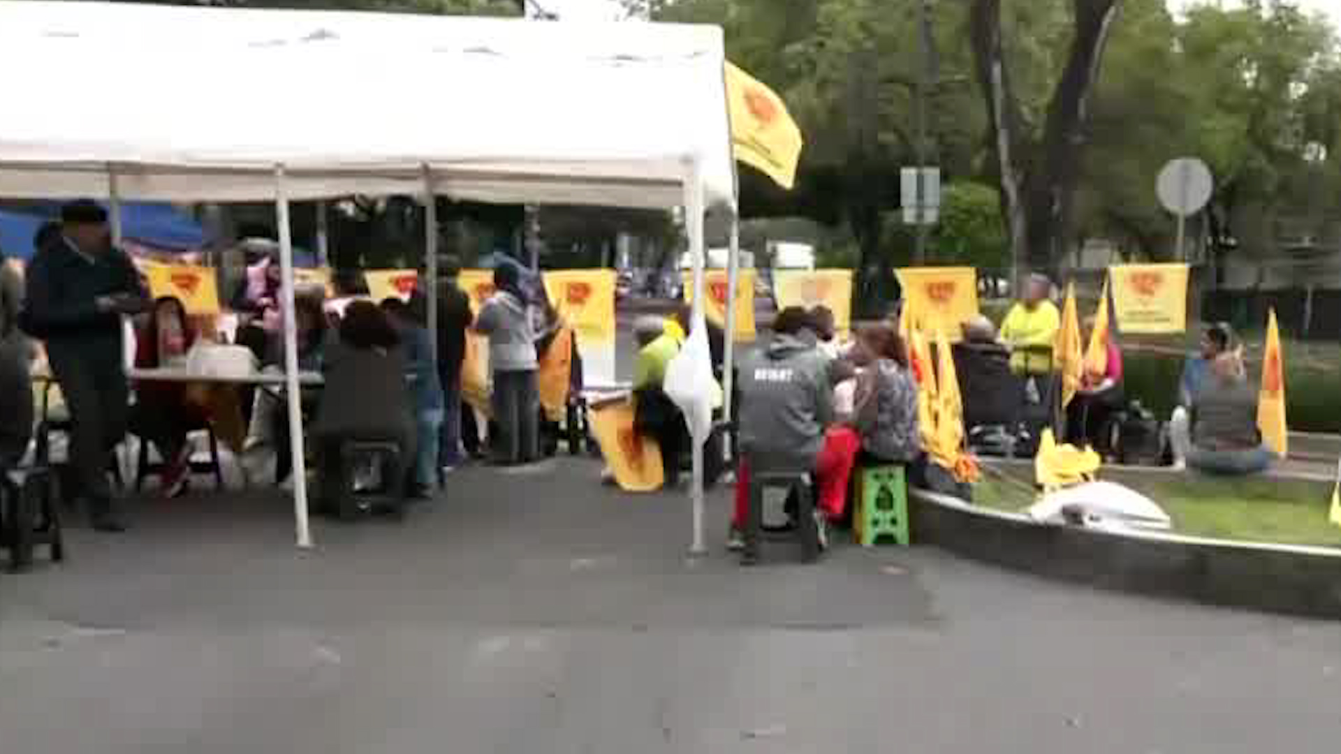 Los integrantes de la Asamblea de Barrios llevan una cocina con ellos, por lo que aseguran que no se moverán inclusive si llega la noche.