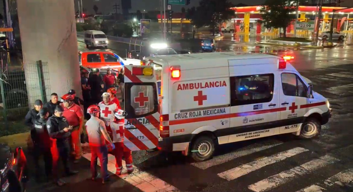 Un hombre fue herido con un arma blanca en el cruce de las avenidas Colón y Bernardo Reyes, cerca de la Central de Autobuses de Monterrey.