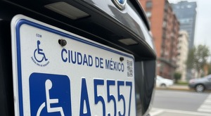 En 2017, el Gobierno de la Ciudad de México plasmó en su constitución política el derecho a la movilidad y no discriminación para todos sus habitantes.