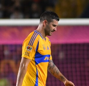 André Pierre Gignac luego de fallar una anotación ante el equipo del Pachuca en un juego en el 'Volcán'.
