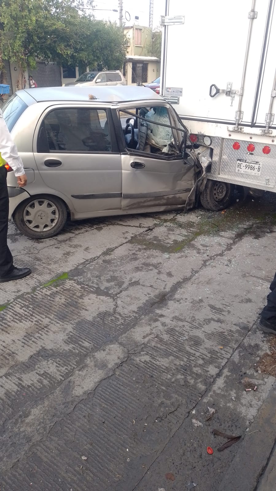 La conductora de un automóvil compacto chocó contra un camión estacionado en calles del norponiente de Monterrey.