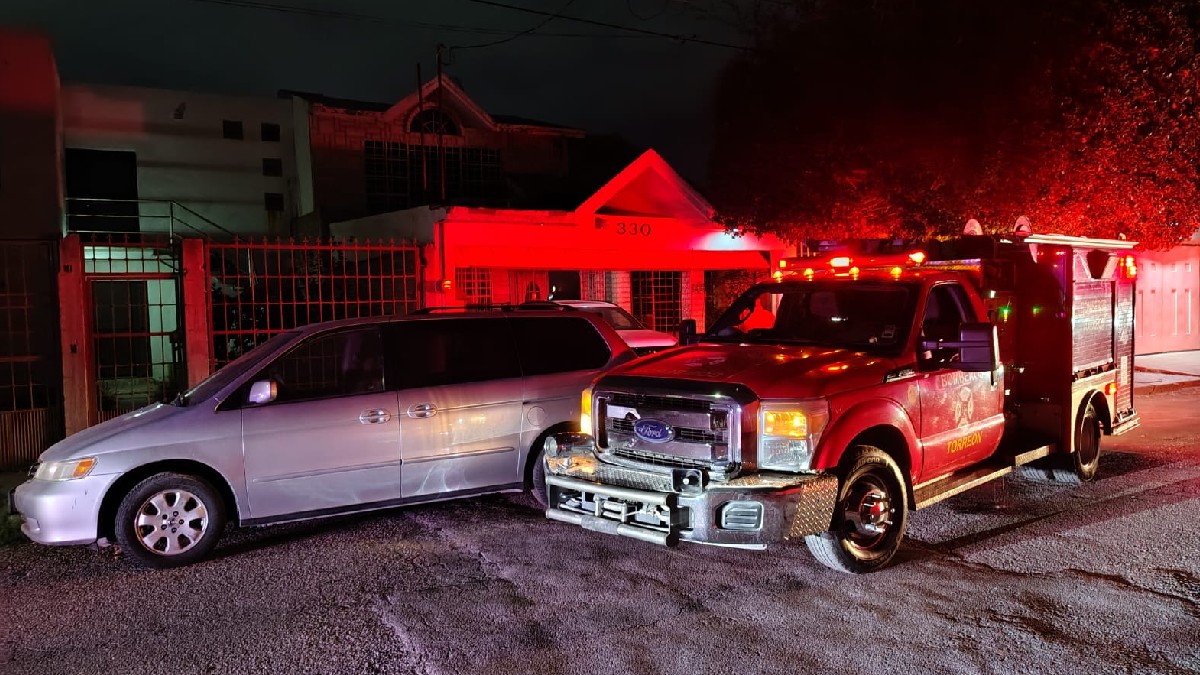 Una movilización de los cuerpos de emergencia se registró durante la madrugada de este viernes en la colonia Navarro de Torreón por un incendio de vivienda. Una movilización de los cuerpos de emergencia se registró durante la madrugada de este viernes en la colonia Navarro de Torreón por un incendio de vivienda.