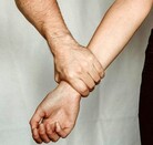 Las cámaras de seguridad de una vivienda mostraron el momento exacto en el que el hombre arremetió contra las mujeres