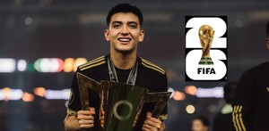 Gilberto Mora cargando el trofeo de la Copa Oro con México, luego de convertirse en el jugador más joven en ganar un trofeo internacional.