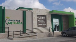 Al lugar acudieron elementos de la FGE, quienes iniciaron las primeras investigaciones al exterior del centro de salud.