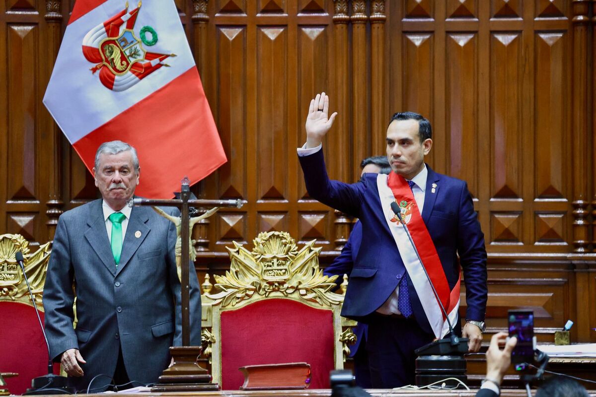 El Congreso de Perú destituyó a Dina Boluarte por incapacidad moral y nombró a José Jerí presidente interino, en medio de crisis política, corrupción e inseguri El Congreso de Perú destituyó a Dina Boluarte por incapacidad moral y nombró a José Jerí presidente interino, en medio de crisis política, corrupción e inseguri