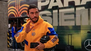 Juan Pablo Vigón bajando del autobús previo a un partido de Tigres en cancha visitante.