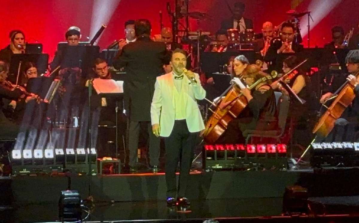 El cantante mexicano Manuel Mijares volvió a Monterrey para ofrecer un concierto sinfónico que cautivó a miles de asistentes en el Escenario GNP. El cantante mexicano Manuel Mijares volvió a Monterrey para ofrecer un concierto sinfónico que cautivó a miles de asistentes en el Escenario GNP.