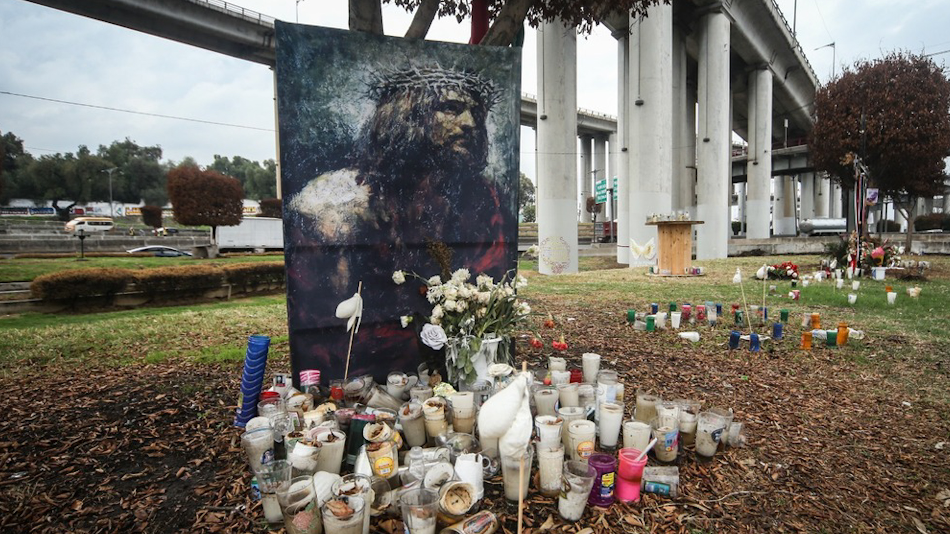 En honor y en conmemoración a las 31 víctimas de la explosión de la pipa, vecinos de la zona colocan varios memoriales.