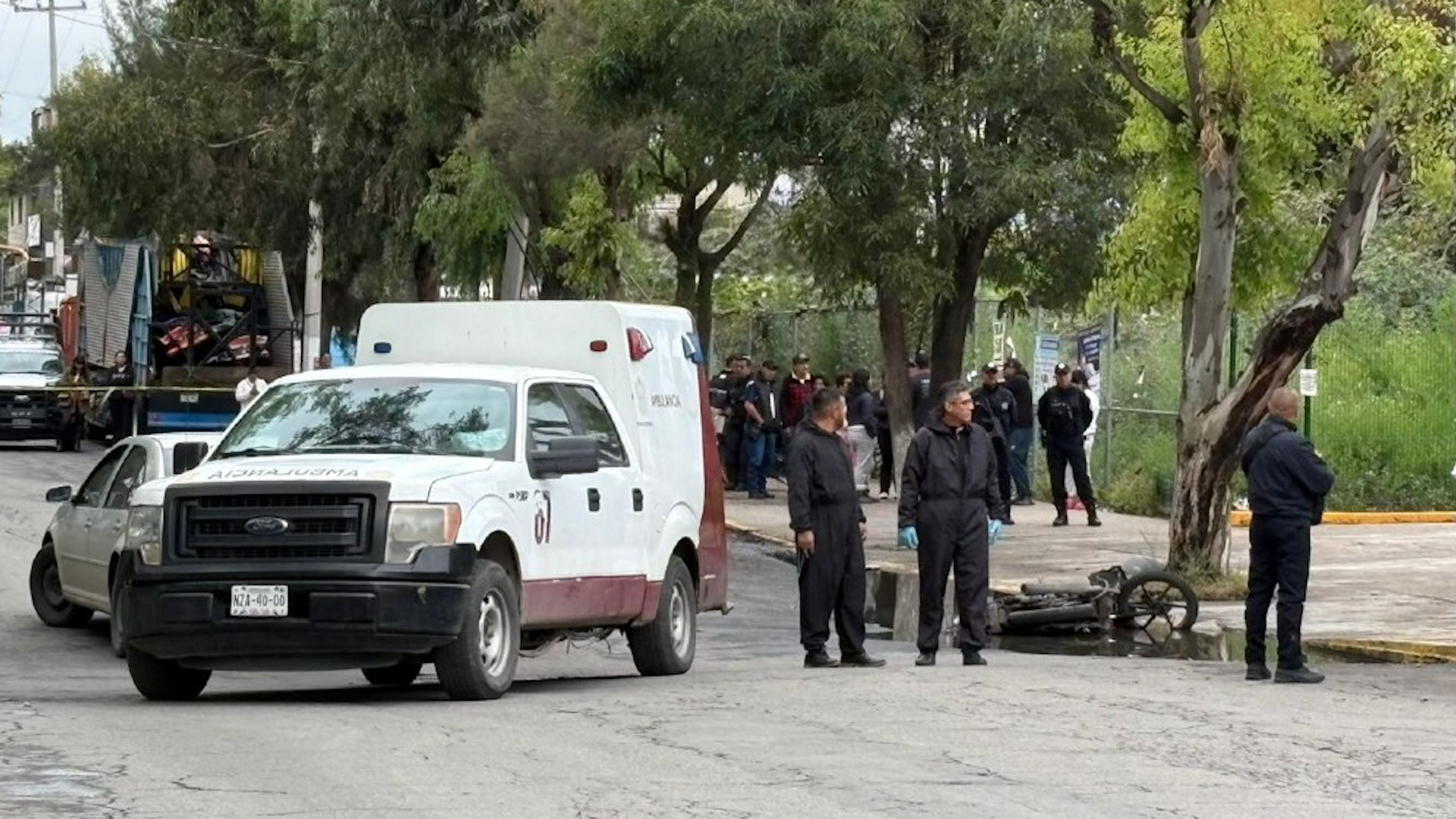 Los dos niños, de 10 y 8 años de edad, se dirigían a la escuela a bordo de una motocicleta cuando una grúa, que manejaba a exceso de velocidad, los atropelló.