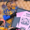 Nahuel Guzmán recibiendo el reconocimiento por cumplir 200 partidos sin gol  en Tigres