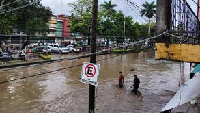 Distintas personas han tenido que salir de sus hogares a la espera de ayuda, ya que las lluvias han inundado casi por completo diversos municipios.