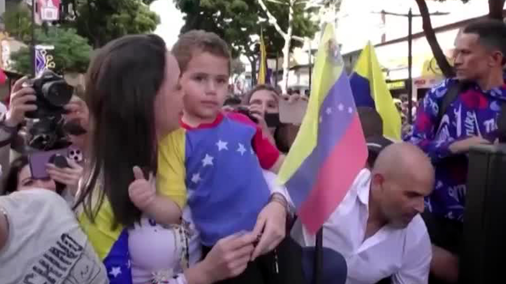 María recibió la noticia a través de una llamada telefónica.