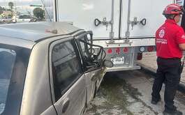 La conductora de un automóvil compacto chocó contra un camión estacionado en calles del norponiente de Monterrey.