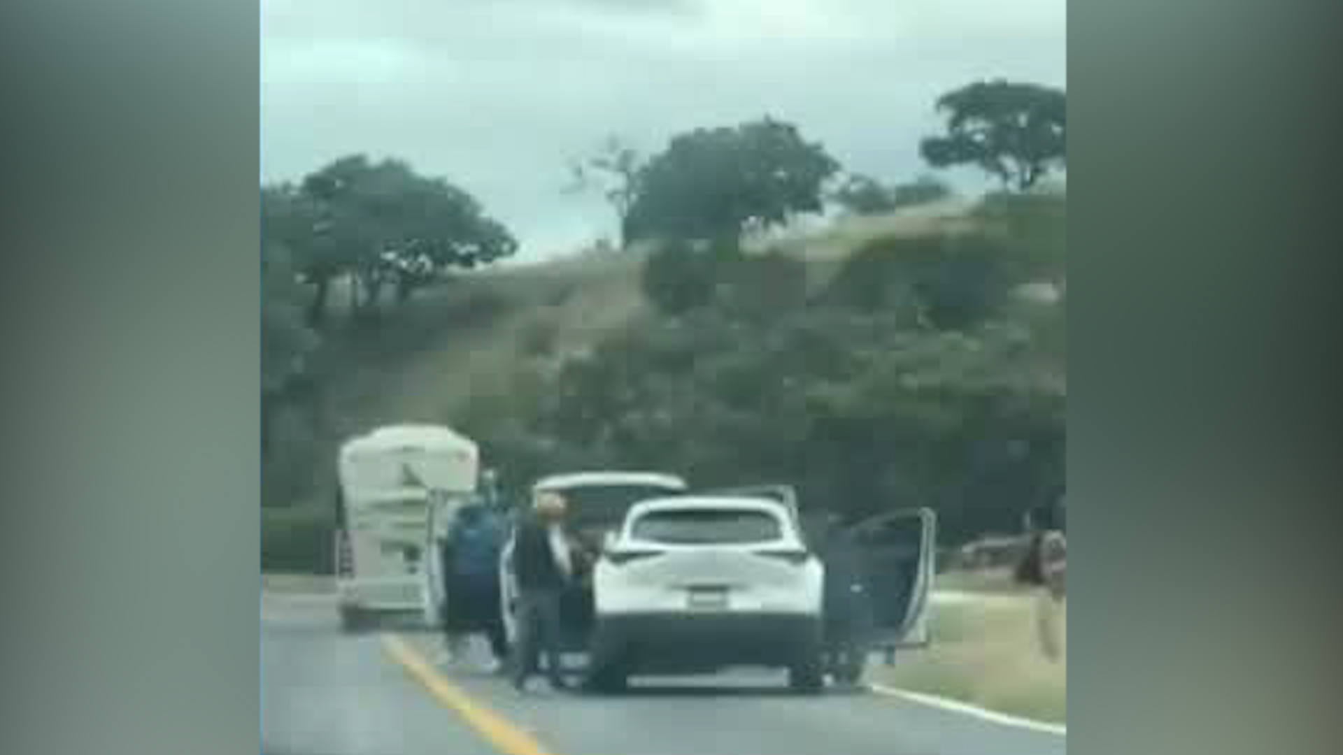 Sujetos armados a bordo de un vehículo amagaron a las victimas quienes intentaron poner resistencia.