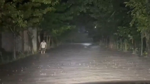 La lluvia ha desbordado ríos y afectado a pobladores debido a los deslaves que, según información preliminar, ya enterraron a una familia.