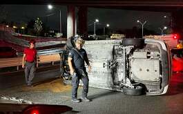 Un automóvil compacto volcó de manera aparatosa sobre los carriles exprés de la avenida Constitución, en el municipio de Monterrey.