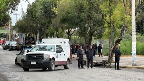 El padre de los niños fallecidos, más el conductor de la grúa fueron trasladados al Ministerio Público.