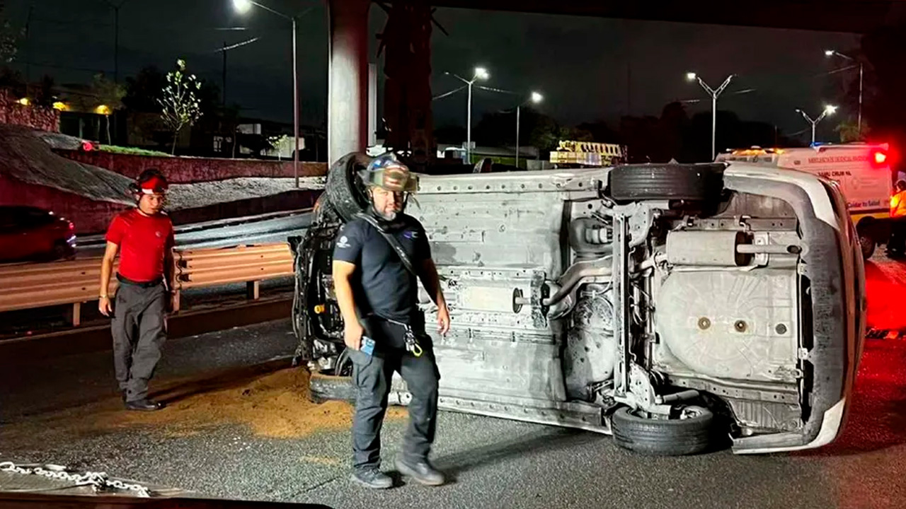 Un vehículo volcó la noche del jueves 9 de octubre sobre la avenida Constitución en Monterrey. La pareja que viajaba resultó ilesa.