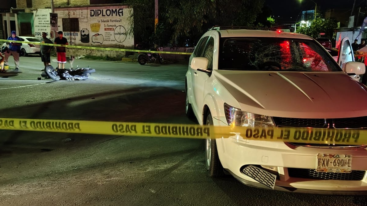 Un motociclista perdió la vida al instante la noche de este jueves en Torreón, luego de impactar su frágil vehículo contra una camioneta. Un motociclista perdió la vida al instante la noche de este jueves en Torreón, luego de impactar su frágil vehículo contra una camioneta.