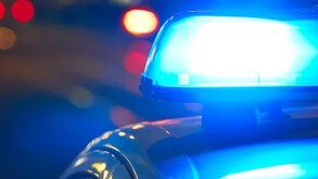 El video muestra a Stavers subiendo varios escalones y colocándose en un carril desocupado concentrado en tomar la prenda. (archivo)