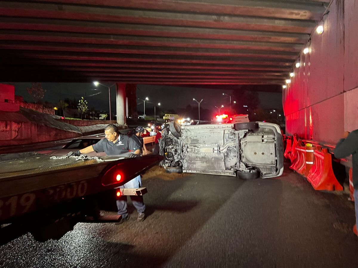Un automóvil compacto volcó de manera aparatosa sobre los carriles exprés de la avenida Constitución, en el municipio de Monterrey.