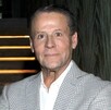 El actor Alfredo Adame fue grabado lanzando un plato de arroz frito a un comensal en un restaurante, desatando burlas y el apodo de “Lord Yakimeshi”.
