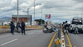 De acuerdo con reportes preliminares, el ataque se registró cerca de las 10:40 de la mañana, cuando los agentes se desplazaban en una camioneta oficia.