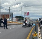 De acuerdo con reportes preliminares, el ataque se registró cerca de las 10:40 de la mañana, cuando los agentes se desplazaban en una camioneta oficia.