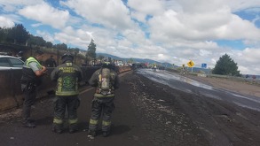 Una pipa se volcó hoy 11 de octubre en la Autopista México-Puebla y provocó el cierre de la vialidad en ambos sentidos.