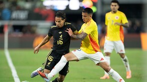 Diego Laínez enfrentando a Kevin Castaño en el partido amistoso de México y Colombia