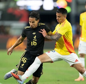 Diego Laínez enfrentando a Kevin Castaño en el partido amistoso de México y Colombia