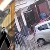 Un exempleado del gobierno de Guanajuato capital, fue exhibido tratando de ocultar el cuerpo de un gatito que sus perros mataron.