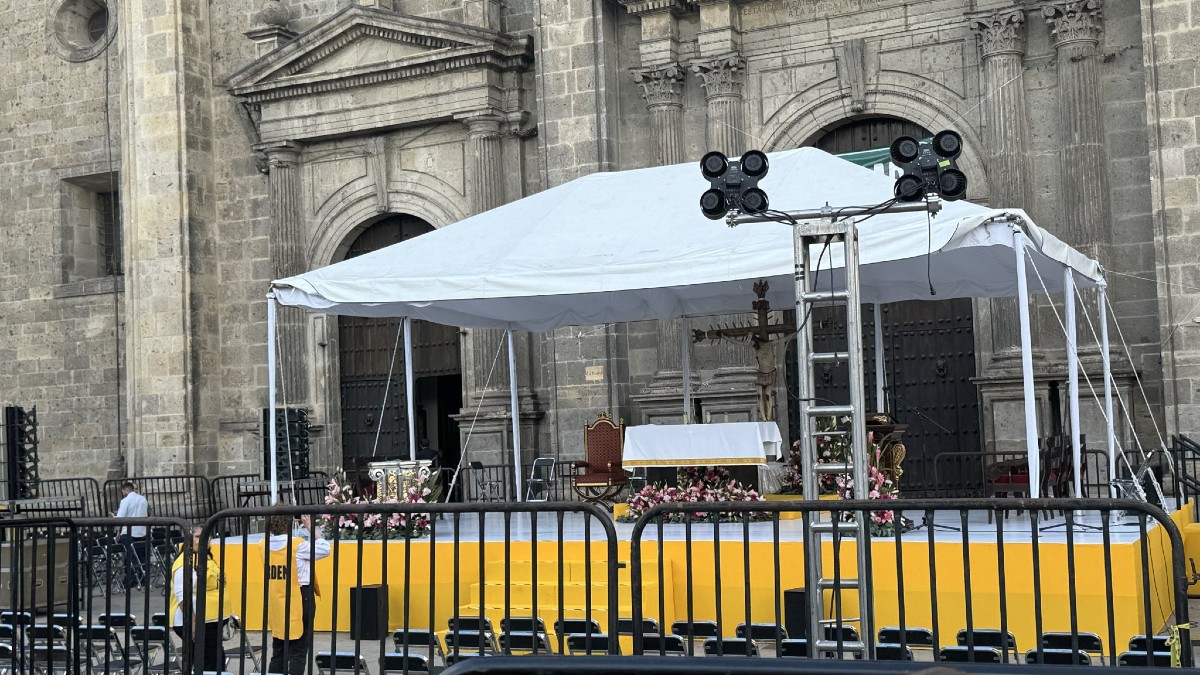 Feligreses se reúnen frente a la Catedral de Guadalajara para participar en la misa de patrocinio de la Virgen de Zapopan. Crédito: Gemini IA.