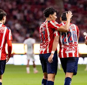Jugadores de Chivas hicieron el viaje para enfrentar al América en el Clásico Nacional. Jugadores de Chivas hicieron el viaje para enfrentar al América en el Clásico Nacional.
