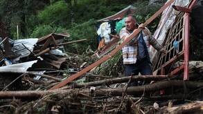 una persona entre escombros por deslaves