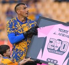 Nahuel Guzmán recibiendo el reconocimiento por cumplir 200 partidos sin gol  en Tigres