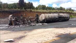 una pipa incendiada tras un accidente en la autopista méxico puebla