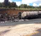 una pipa incendiada tras un accidente en la autopista méxico puebla