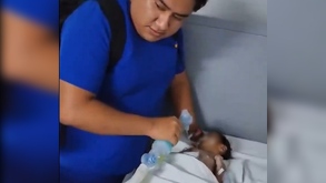 un enfermero da respiración a una mujer