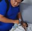 un enfermero da respiración a una mujer