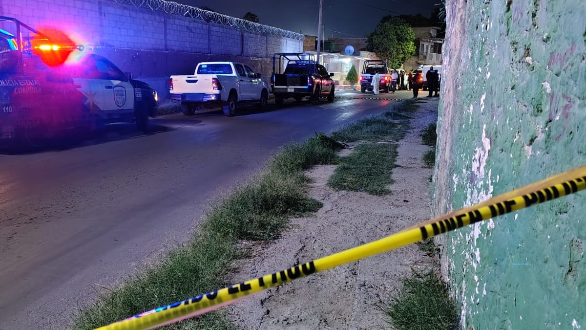 Socorristas de la Cruz Roja Mexicana arribaron en una ambulancia, pero tras una rápida revisión, confirmaron que el lesionado ya no presentaba signos vitales Socorristas de la Cruz Roja Mexicana arribaron en una ambulancia, pero tras una rápida revisión, confirmaron que el lesionado ya no presentaba signos vitales
