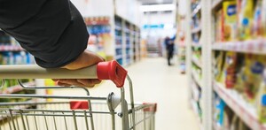 La víctima se encontraba junto a su pequeña hija a las puertas de la tienda PetSmart cuando le sostuvo la puerta a Keona Hampton, de 22 años. La víctima se encontraba junto a su pequeña hija a las puertas de la tienda PetSmart cuando le sostuvo la puerta a Keona Hampton, de 22 años.