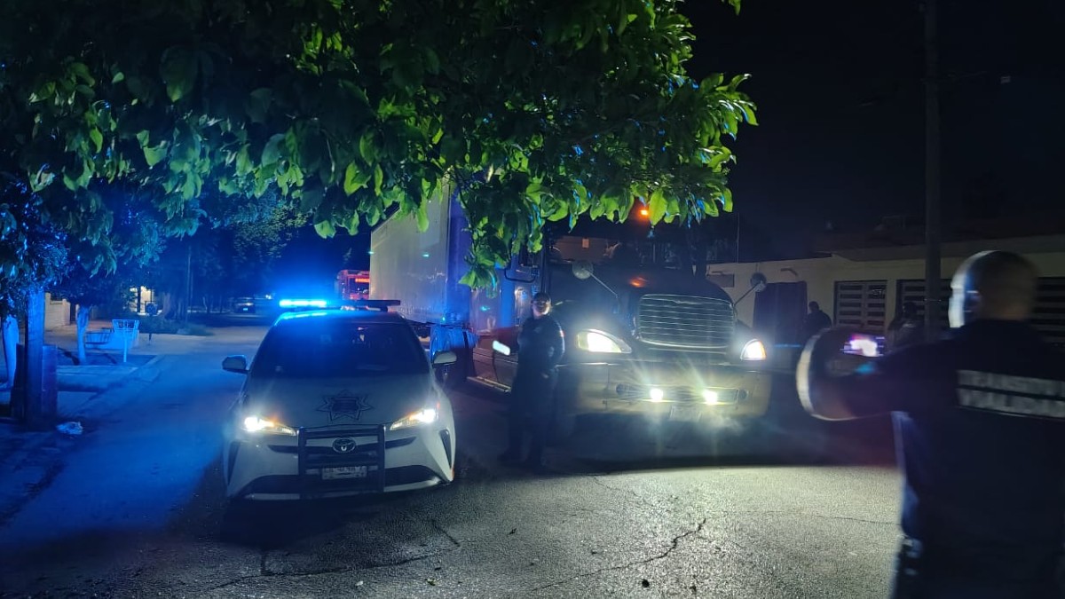 Un tráiler que circulaba por una ruta no permitida causó destrozos en el sector tercero de Cobían en Torreón, arrancando cableado de la CFE