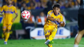 Diego 'Chicha' Sánchez marcando su primer y único gol en Tigres al momento.