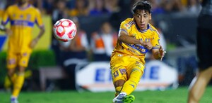 Diego 'Chicha' Sánchez marcando su primer y único gol en Tigres al momento.