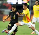 Diego Laínez enfrentando a Kevin Castaño en el partido amistoso de México y Colombia