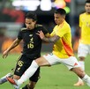 Diego Laínez enfrentando a Kevin Castaño en el partido amistoso de México y Colombia