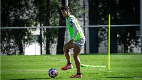 Durante la práctica dirigida por el entrenador Torrent en el Barrial se pudo ver que el jugador mexicano se lesionó en la práctica de los regios.